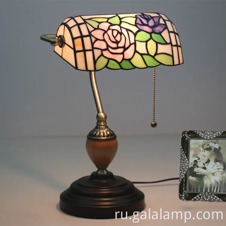 Европейские огни банка, художественные бары и кафе, ностальгические настольные лампы